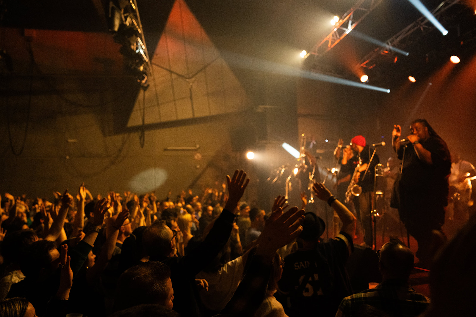 Artiste sur scène dans un halo de lumière agressive